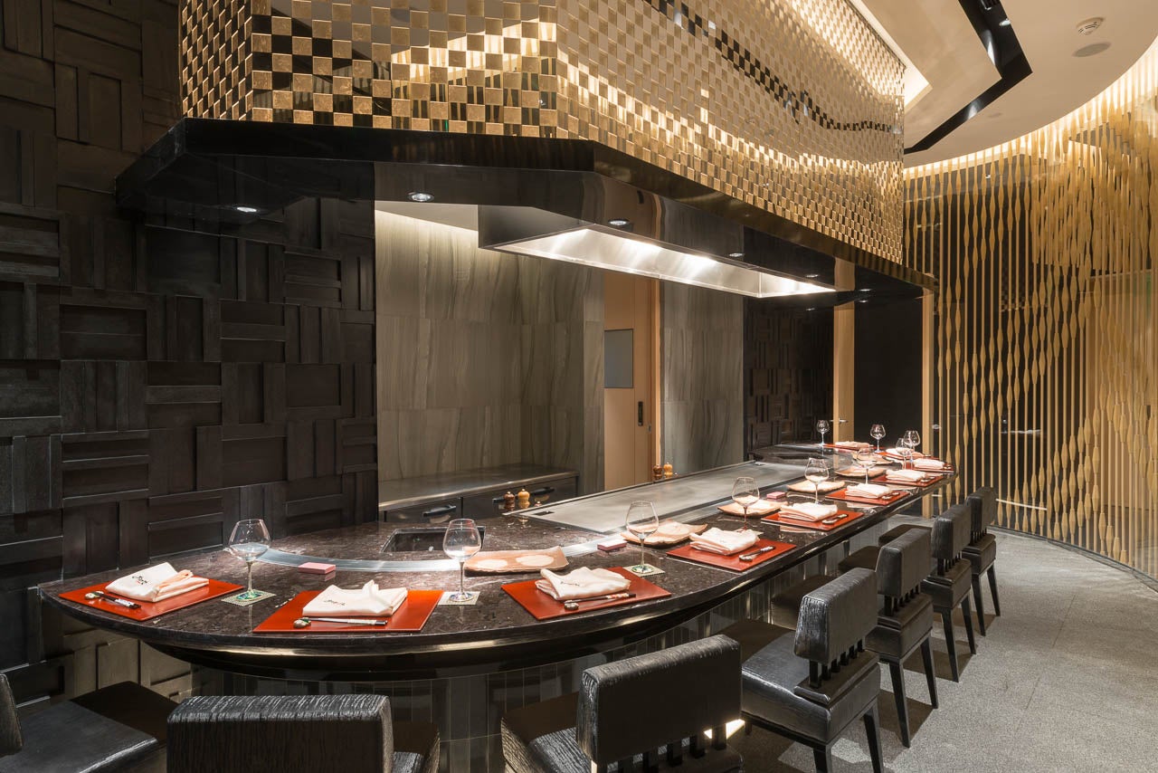 銀座おのでら 上海店」（鉄板焼）内観