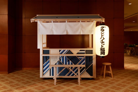 福岡の屋台文化を宴会体験に。開業30周年を記念し、福岡の伝統工芸「小倉織」を取り入れた新デザインのオリジナル屋台が誕生 福岡の屋台文化を宴会体験に。開業30周年を記念し、福岡の伝統工芸「小倉織」を取り入れた新デザインのオリジナル屋台が誕生