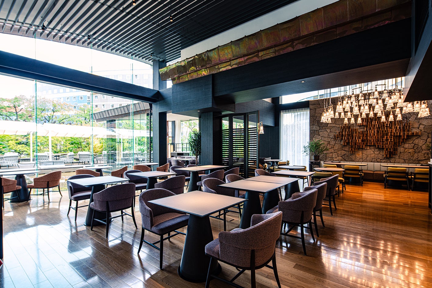 庭園の緑が感じられる明るく開放的なダイニングエリア