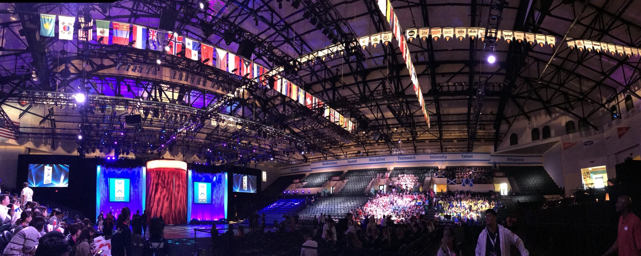 迫力満点の大会会場