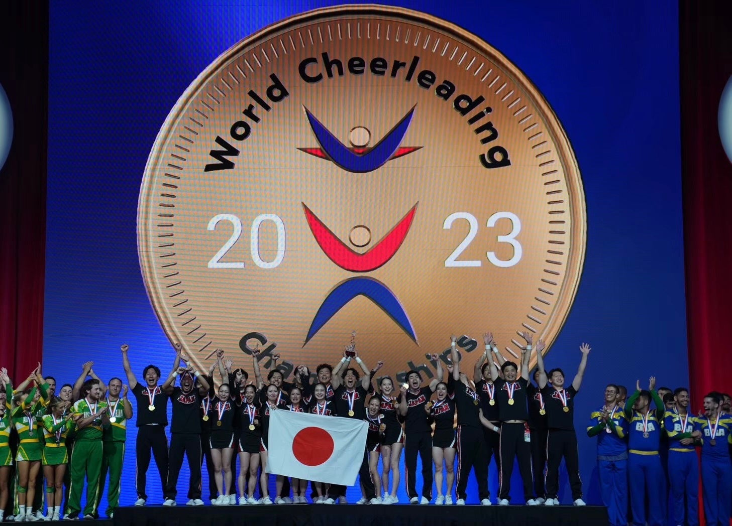 初世界一のタイトルを獲得したチアリーディング男女混成部門選手