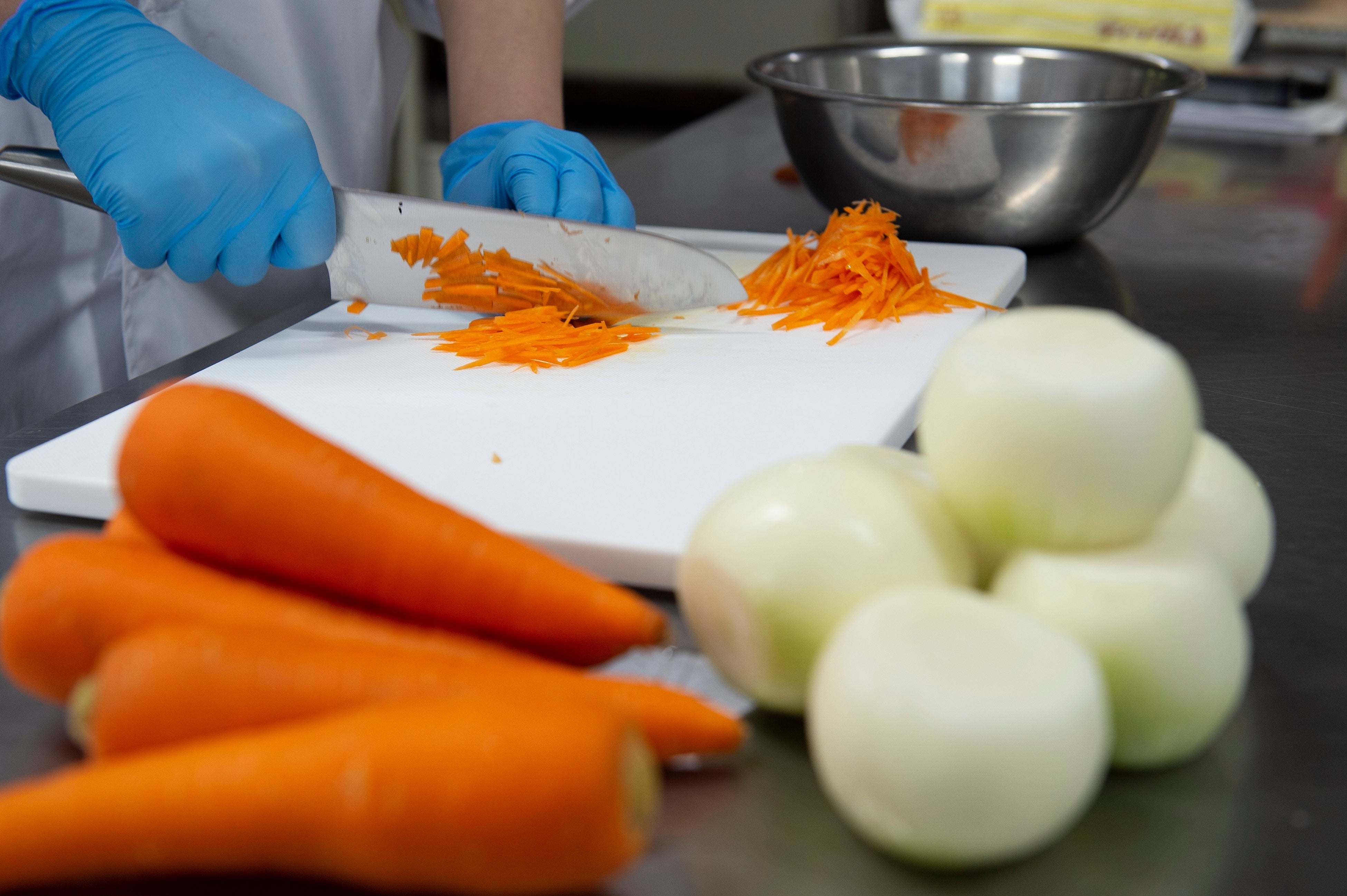 野菜の下処理風景