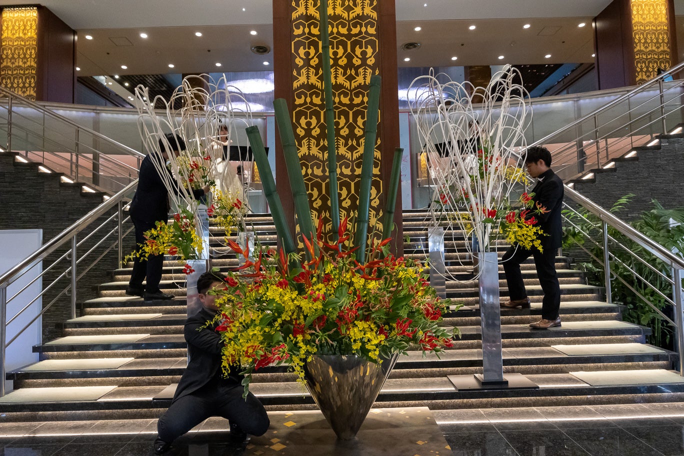 生け花パフォーマンスのIKENOBOYS