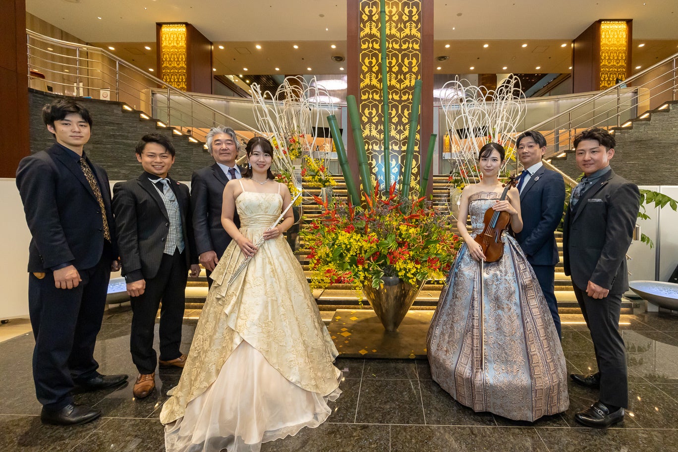 生け花パフォーマンスのIKENOBOYSと音楽演奏のてまりさん