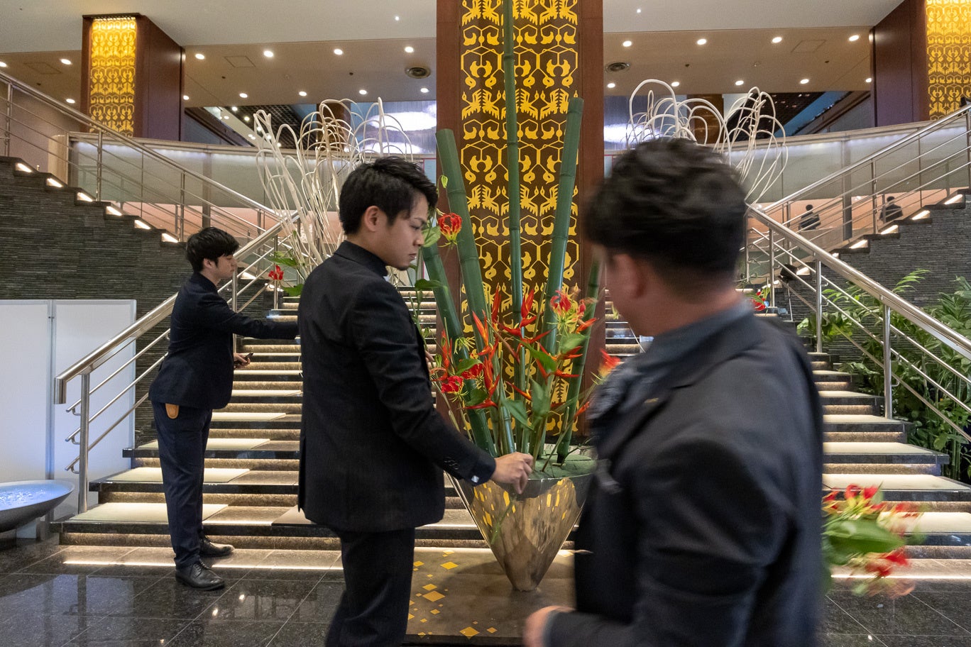 生け花パフォーマンスのIKENOBOYS