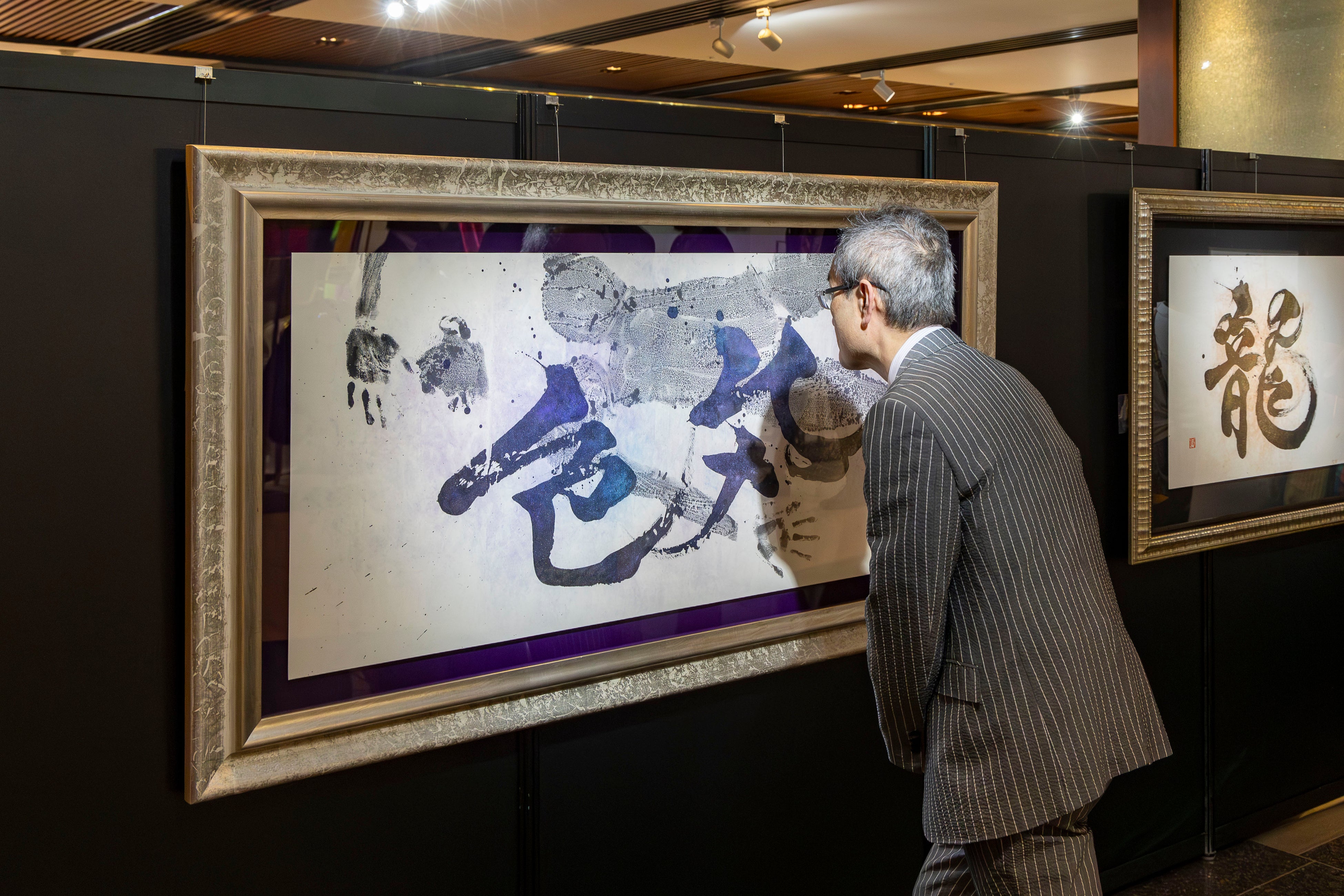 作品を見入る来場者