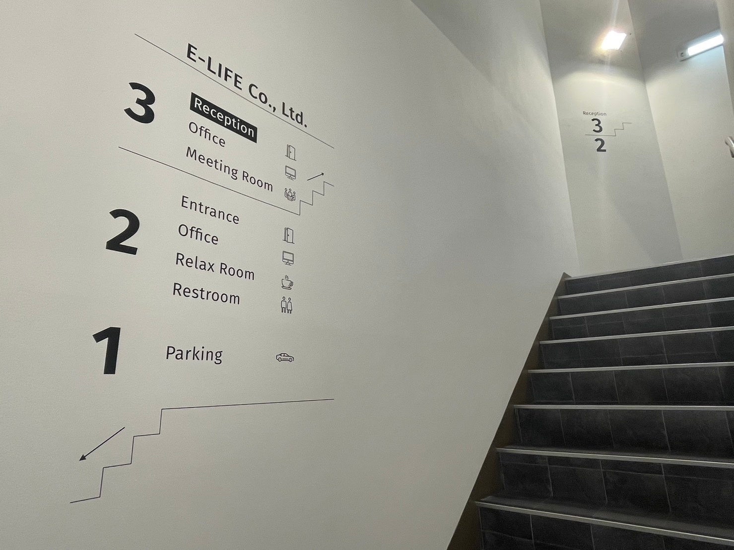 3階へとつながる横浜営業所の階段の踊り場