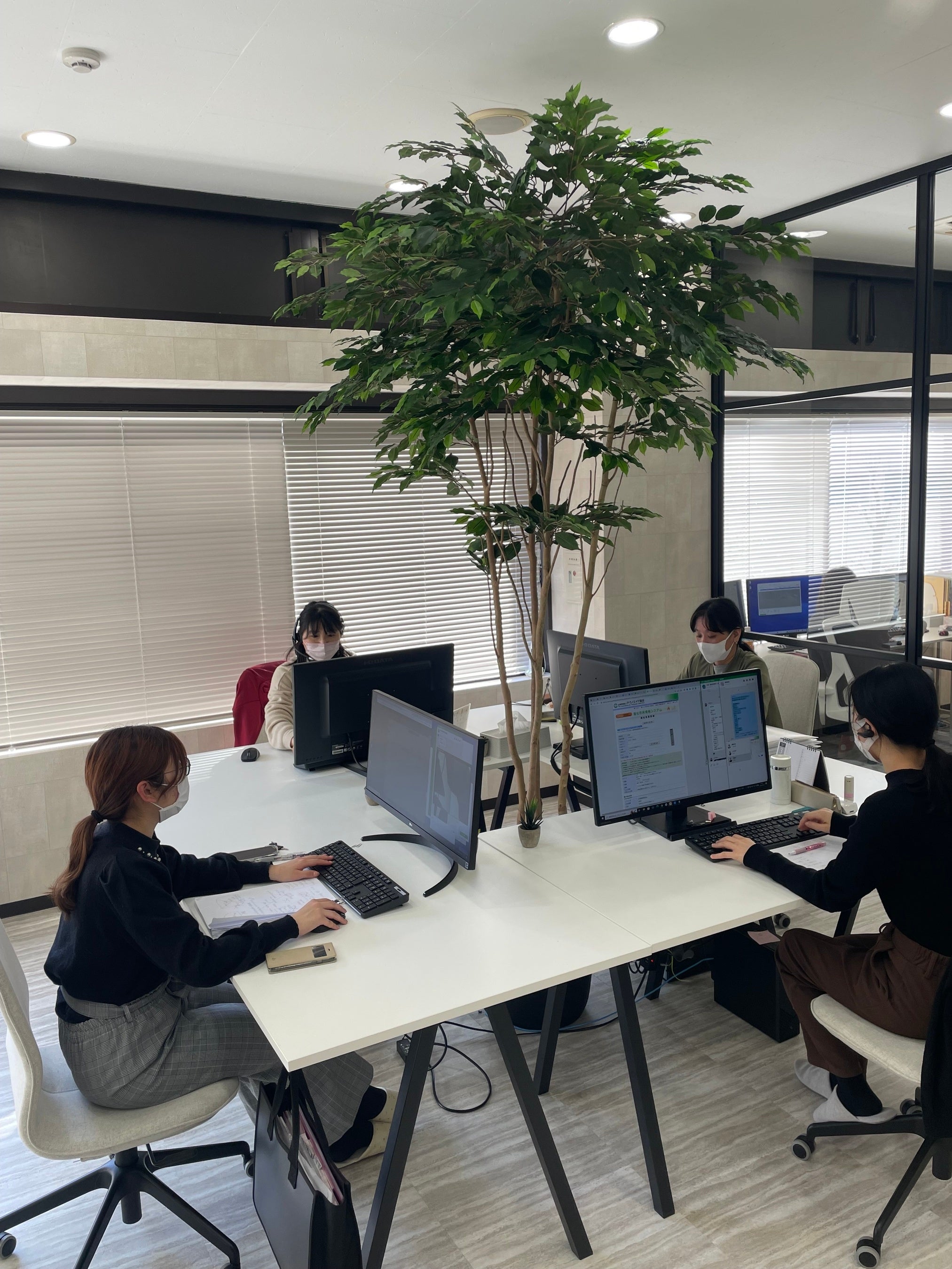 フリーアドレスで働く社員たち