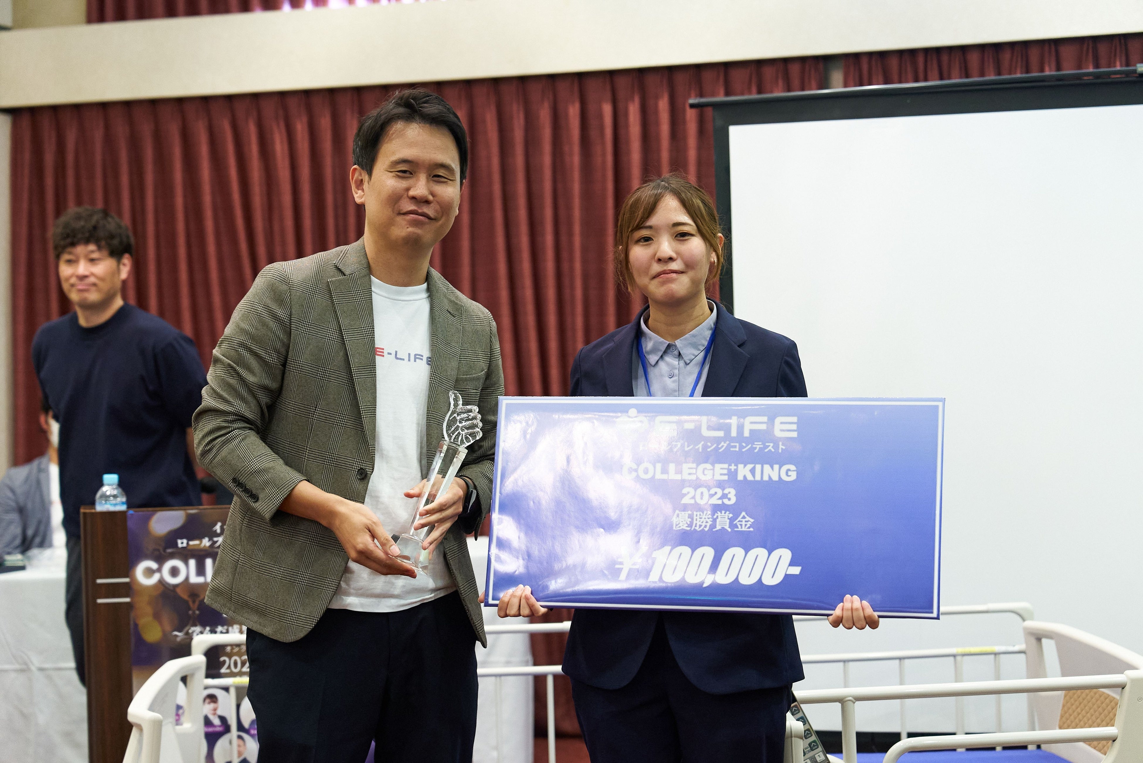 左：代表取締役社長：篠本社長 右：優勝者 横浜営業所：中川海友さん