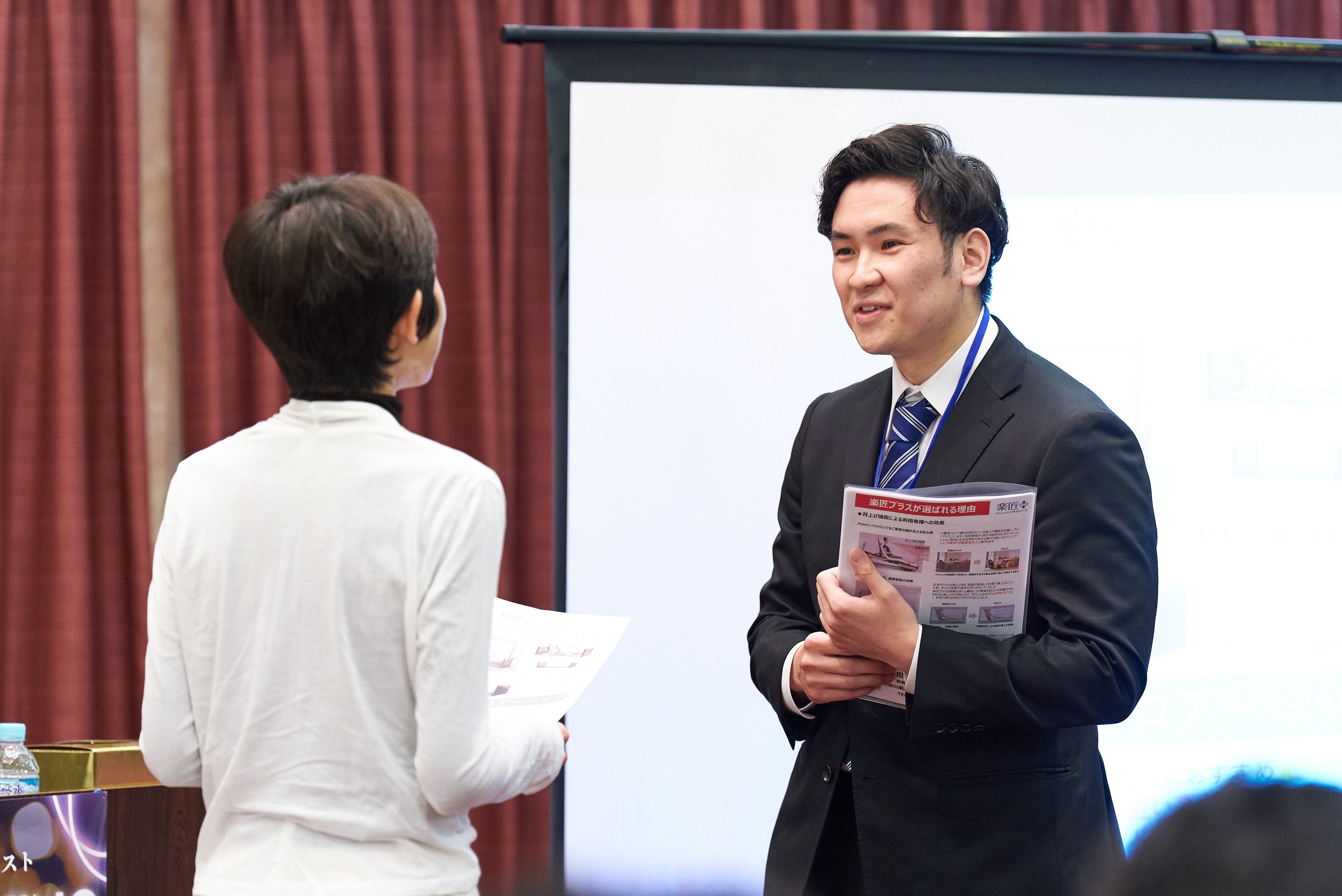 ケアマネジャｰ役のモデルの方に商品説明：横浜営業所今井さん