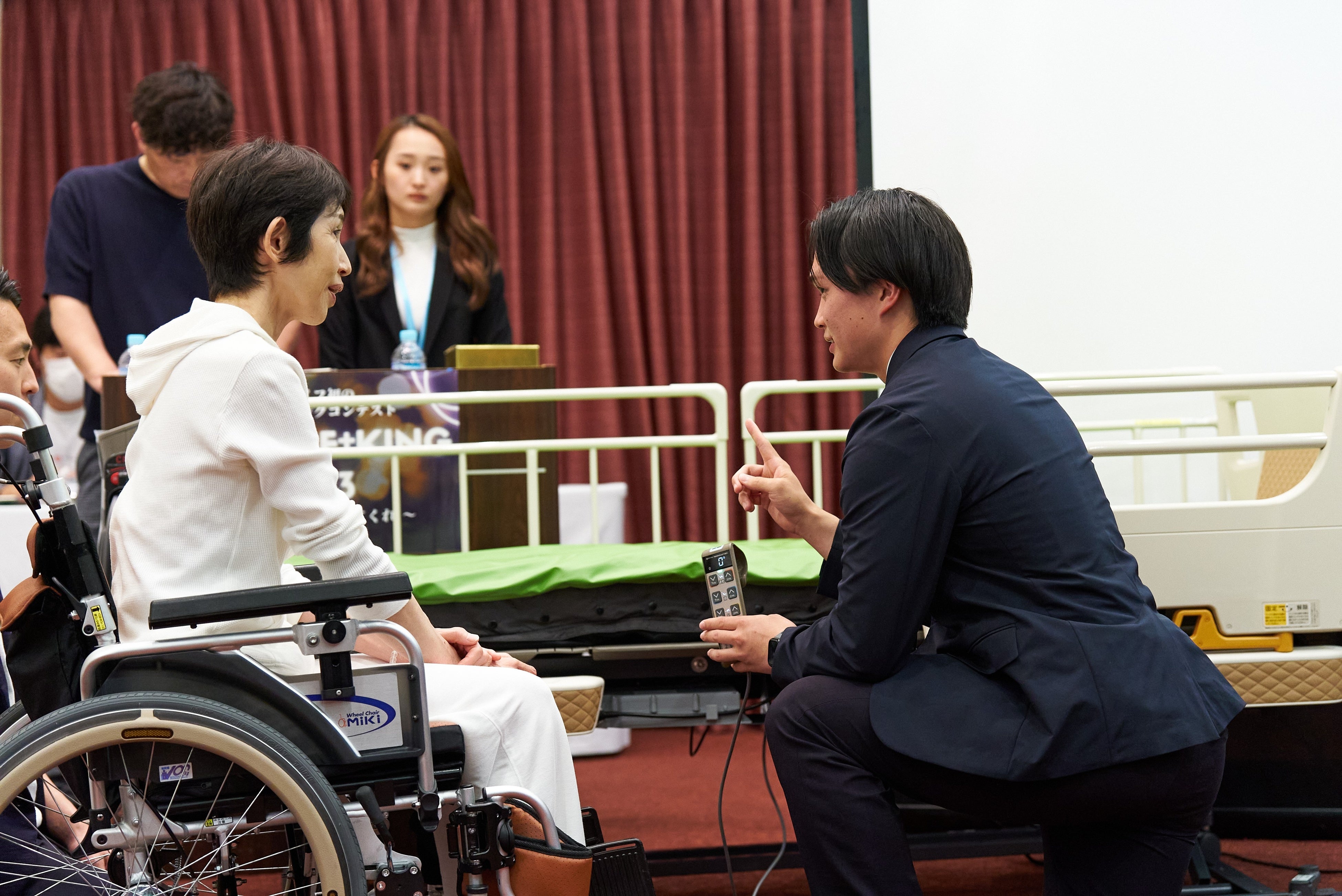 商品の選定と説明をしている様子：湘南営業所中村さん