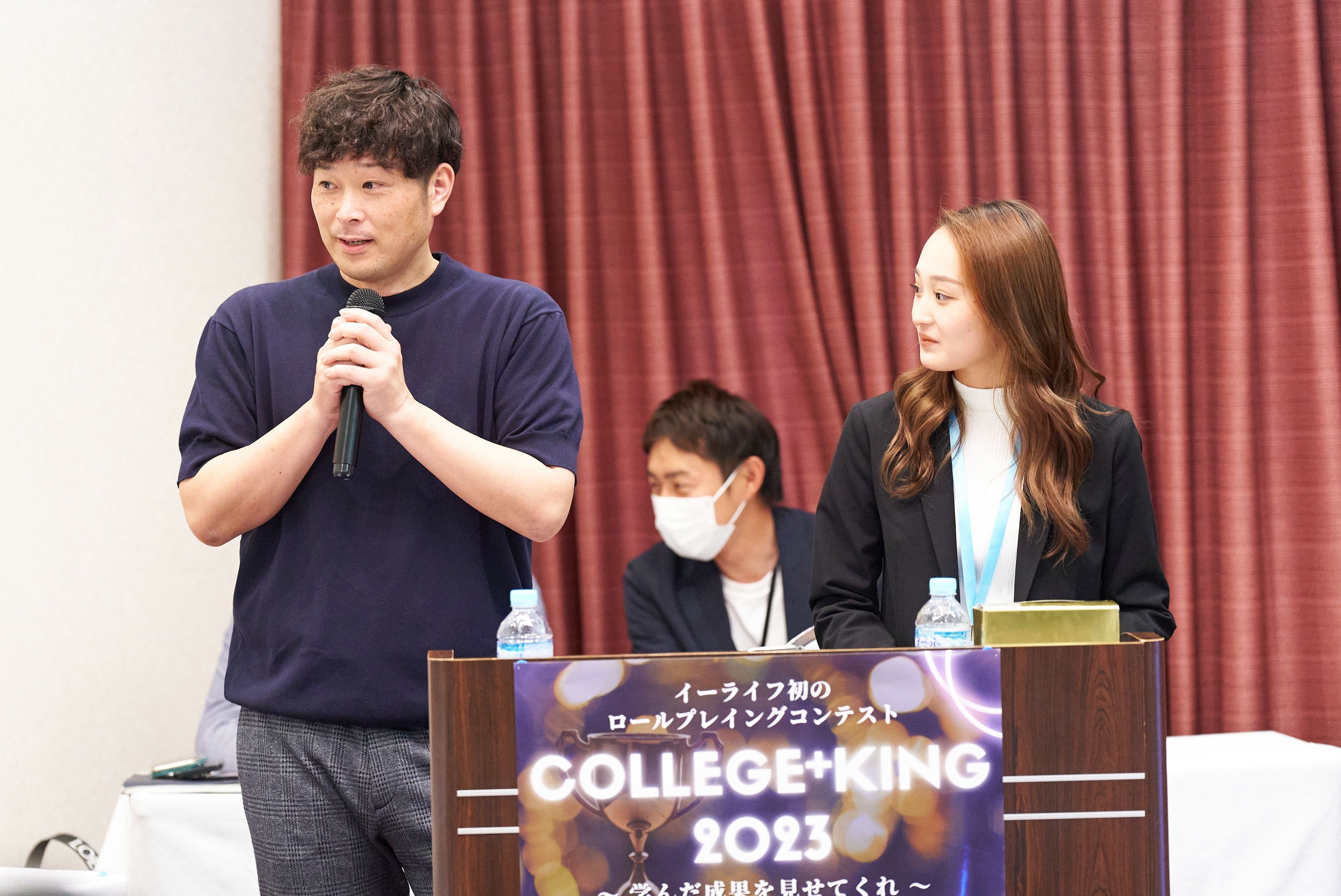 college+kingの司会進行の様子 右：新入社員Nさん