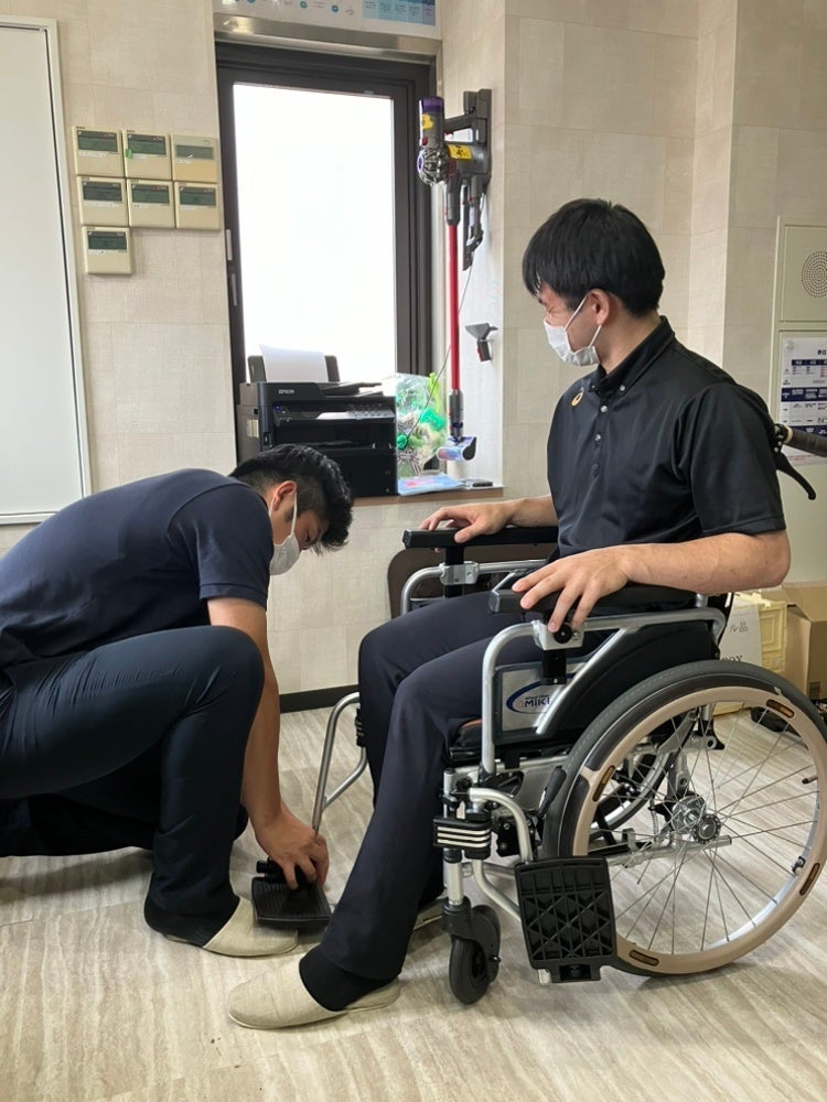車いす調整の様子 新入社員：IさんとAさん