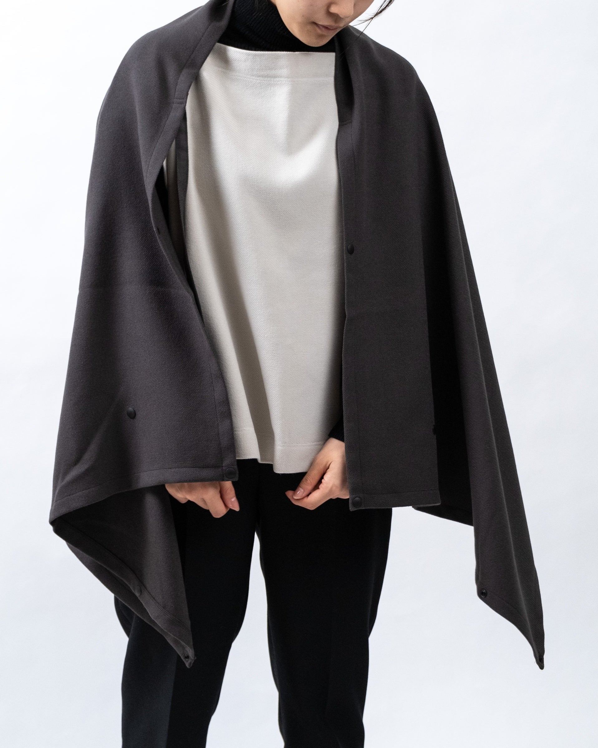 くつろぎシリーズ ボレロ をストールとして着用。