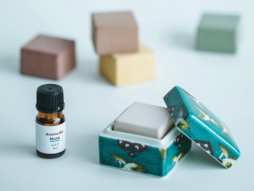 商品一例：リサイクル素材「グリーンビズ」と九谷焼を組み合わせた、火を使わないお香セット