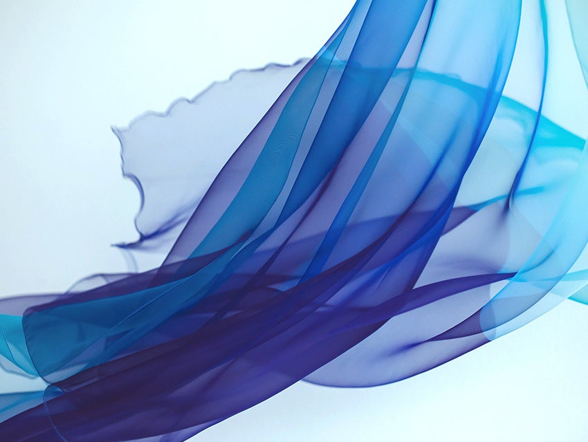 商品一例：日本海をモチーフにした「天女の羽衣」スカーフ