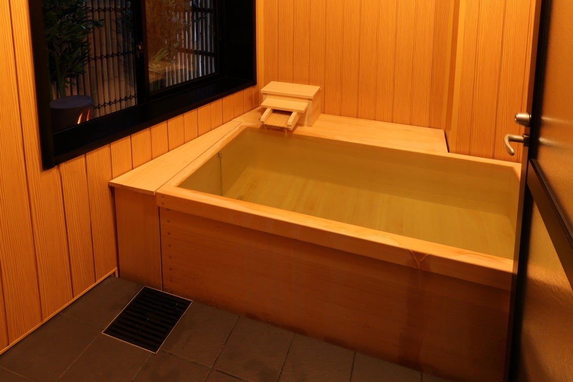 「楓」の檜風呂。開放感のある坪庭付き。