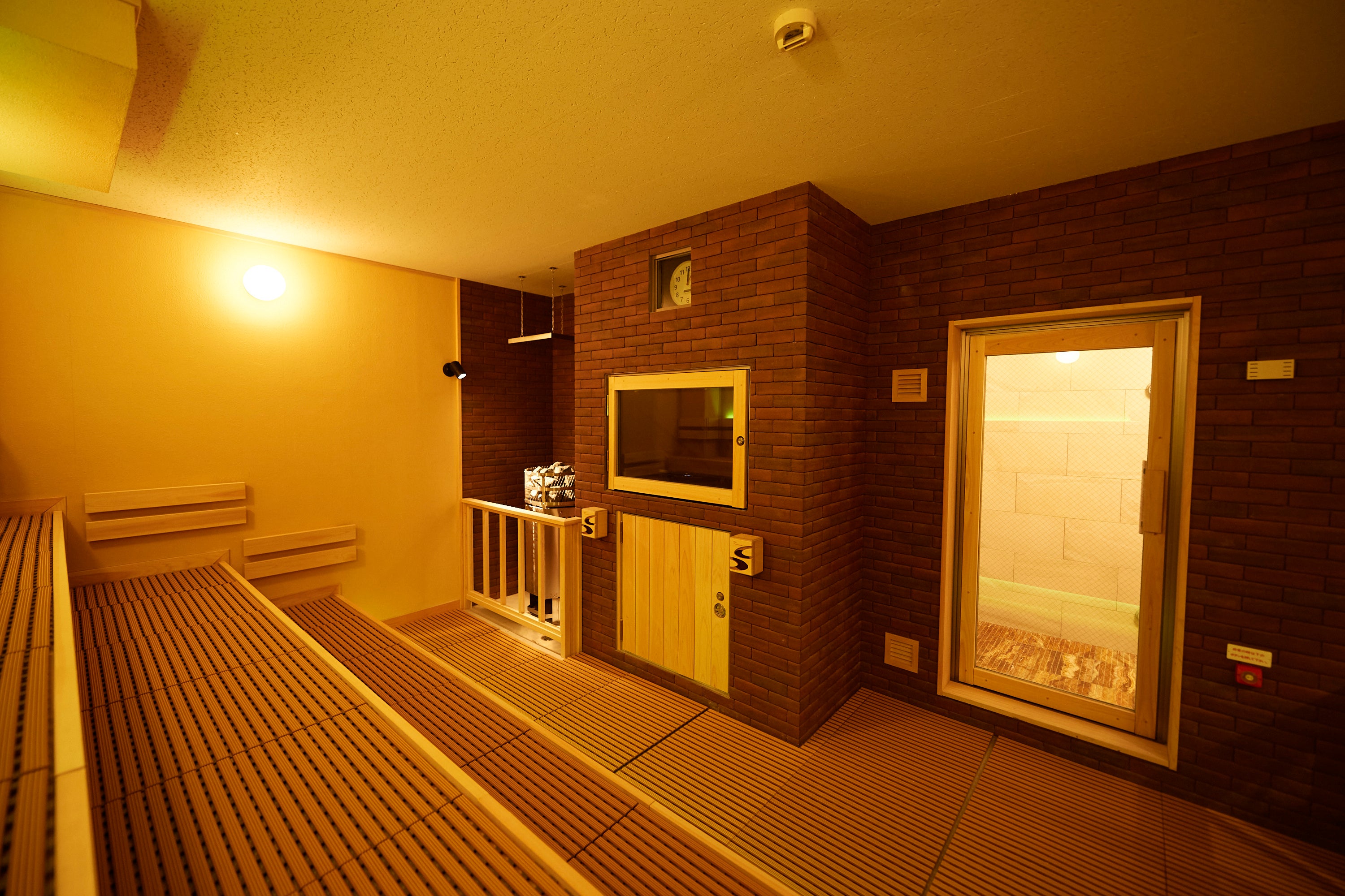 男性高温サウナ（オートロウリュ・TV付き）