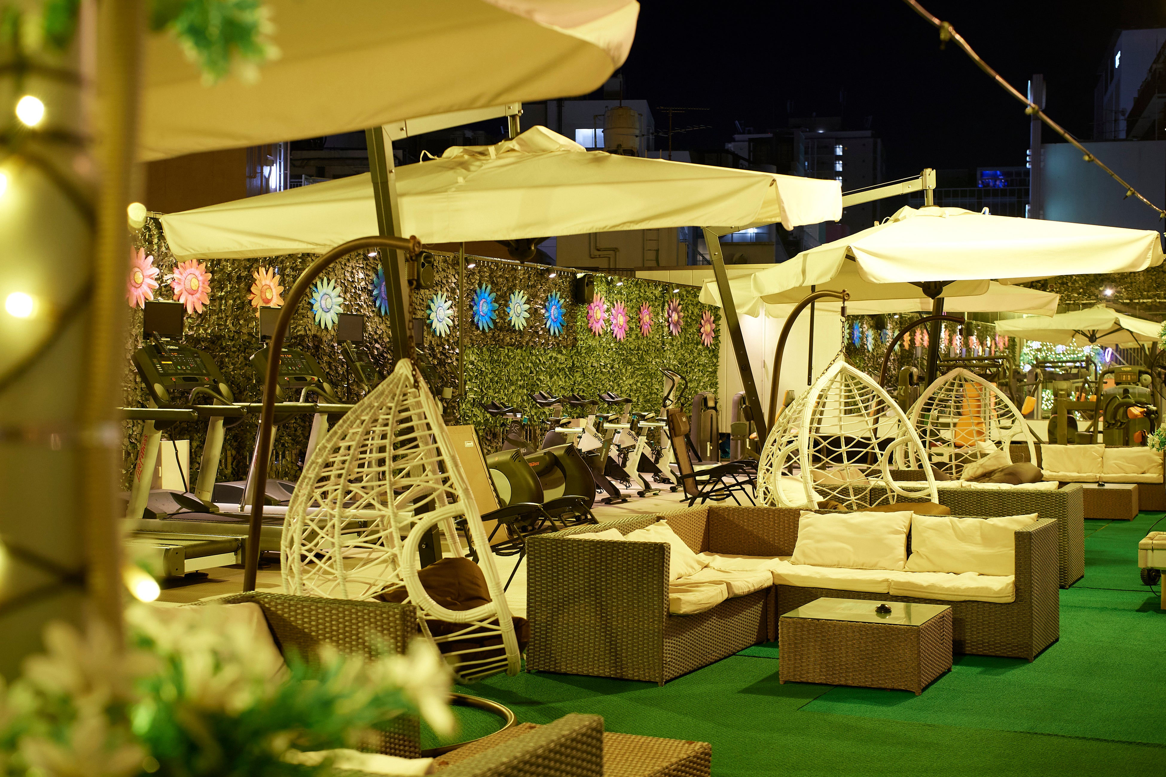 屋上スポーツバー／フィットネス