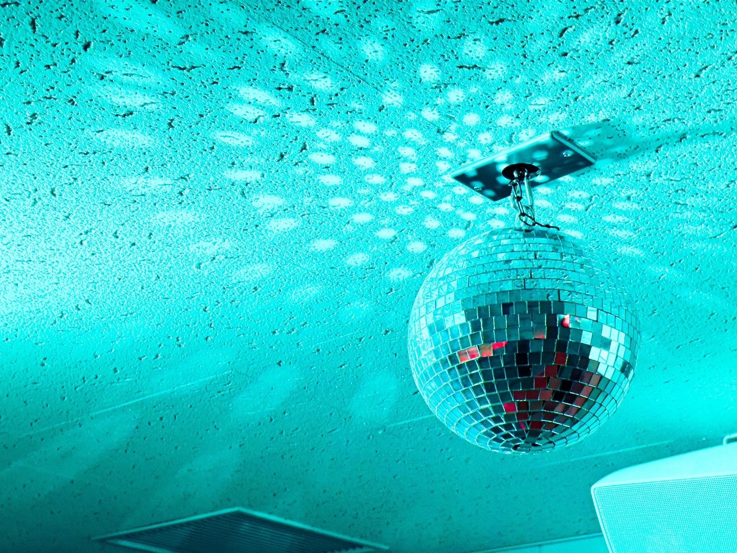 ロウリュヒーリング内にミラーボールを新設