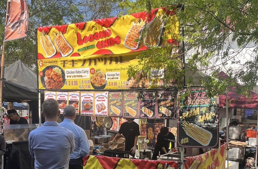 「チキンカツカレー」は多様な背景を持つ居住者が多いオーストラリアでは人気のメニューとして定着している