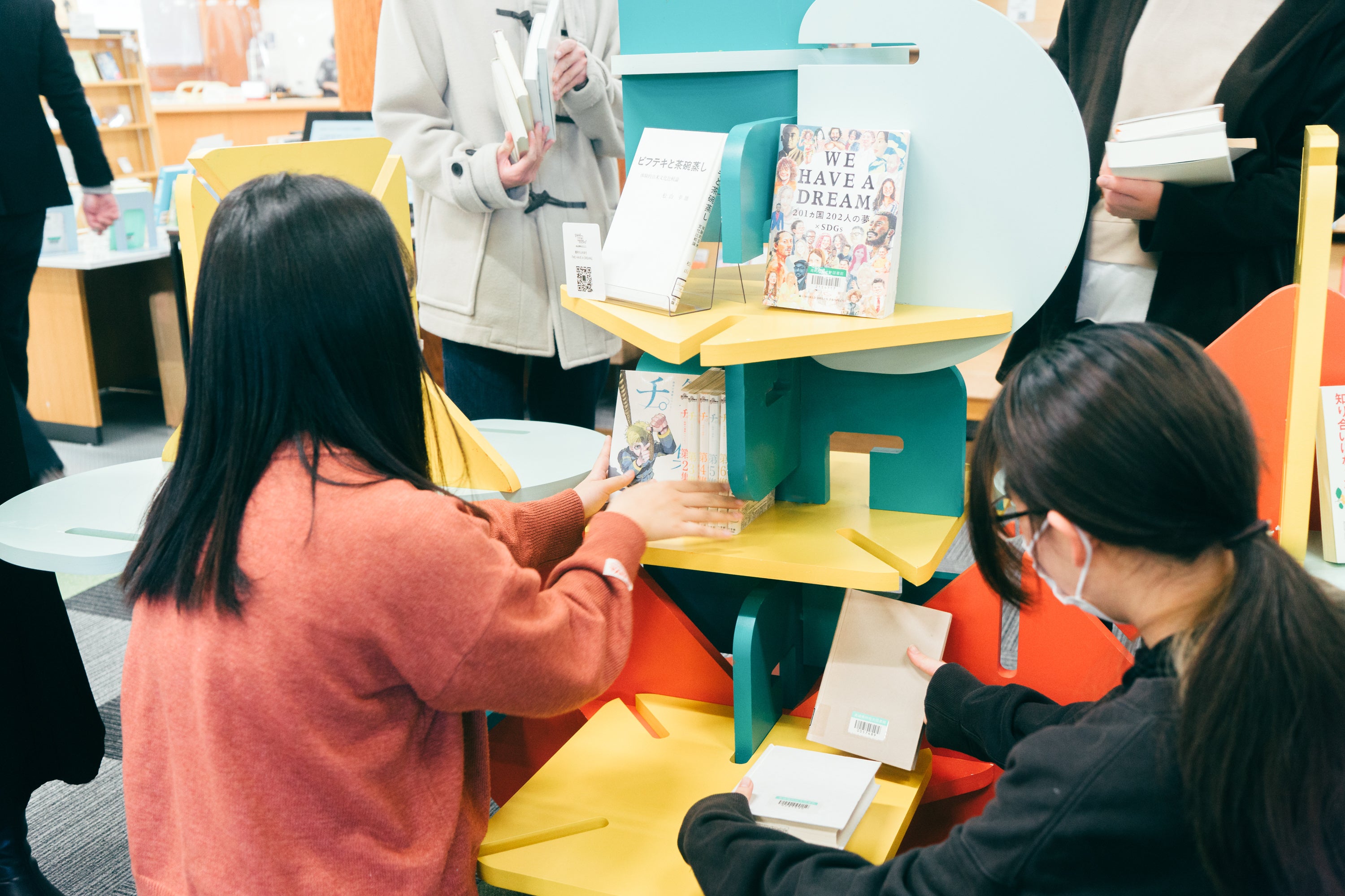 本棚完成後、最後に自分のお気に入りの本を並べる