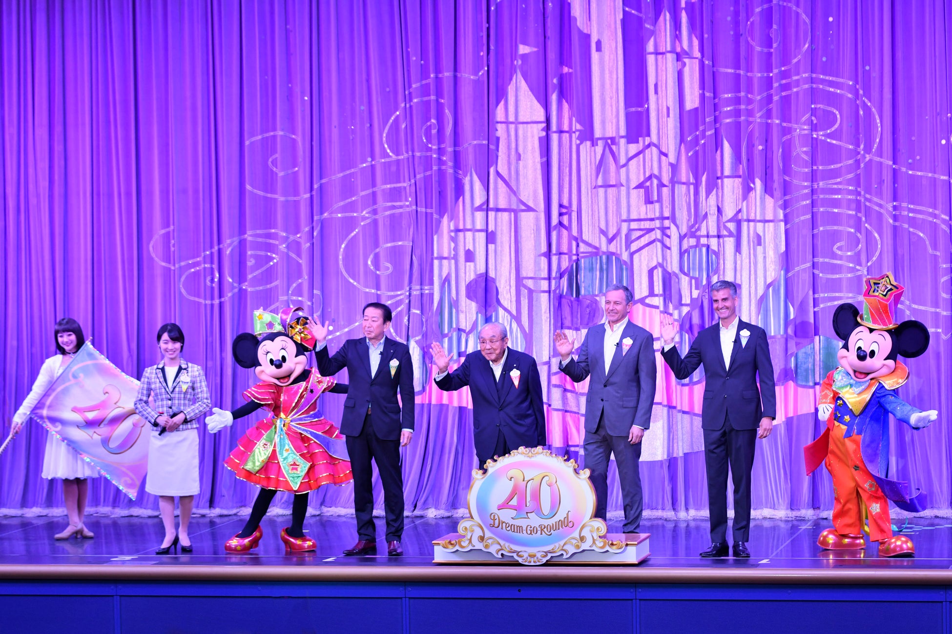 「東京ディズニーリゾート®40周年開幕式レポート!」加賀見俊夫、ボブ・アイガー、ジョシュ・ダマーロ、吉田謙次が語る、オンリーワンのリゾート目指す。ミッキー&ミニーも登場!