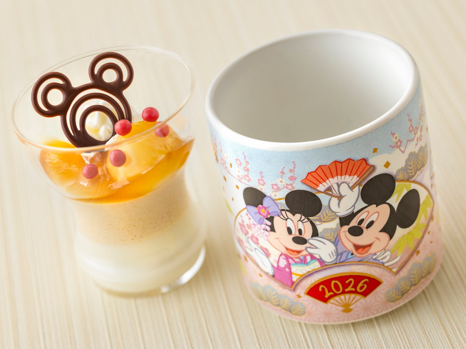 スーベニアカップ付きデザート (C)Disney