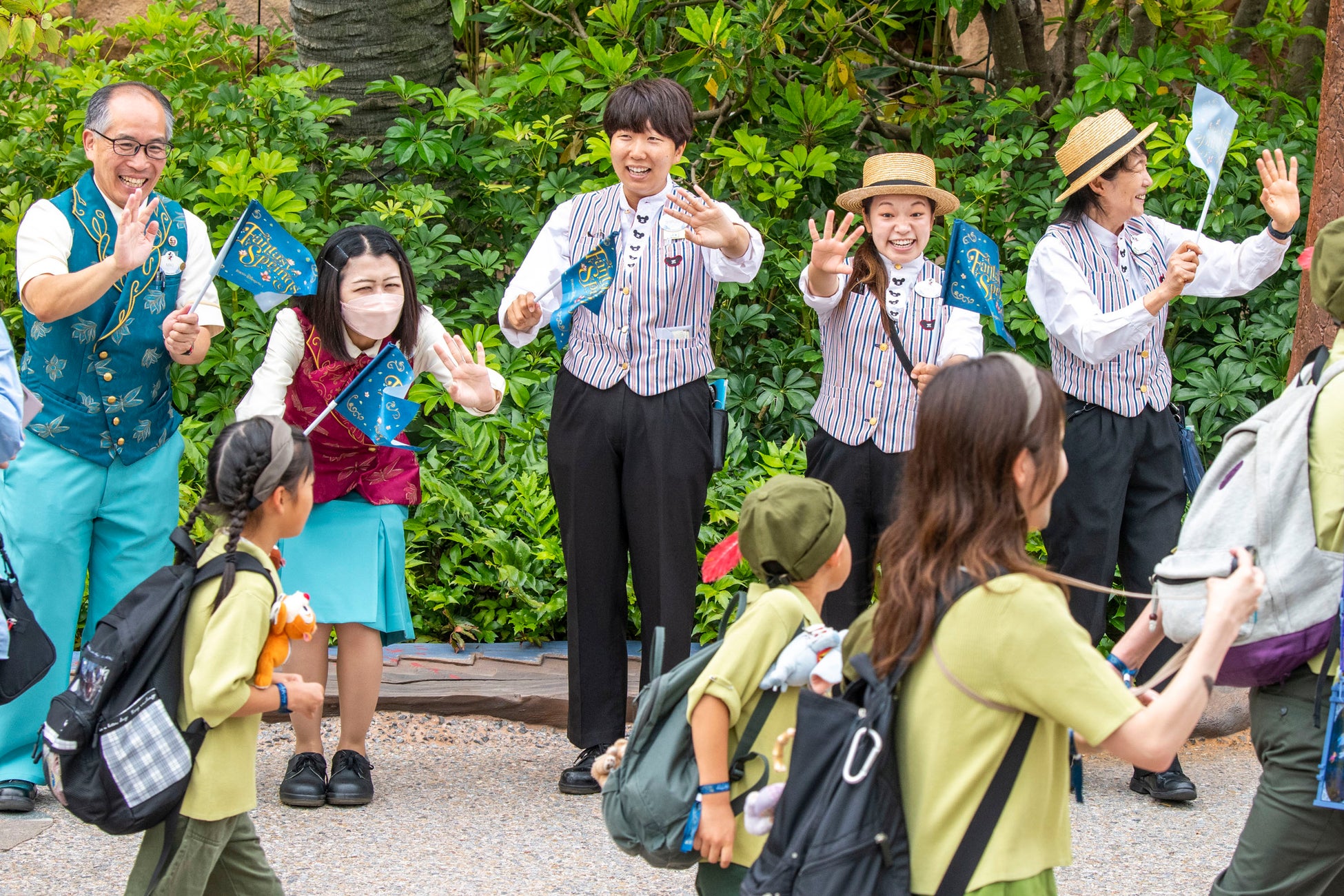 「ファンタジースプリングス」に入場するゲストをキャストがお出迎えした様子 ©Disney