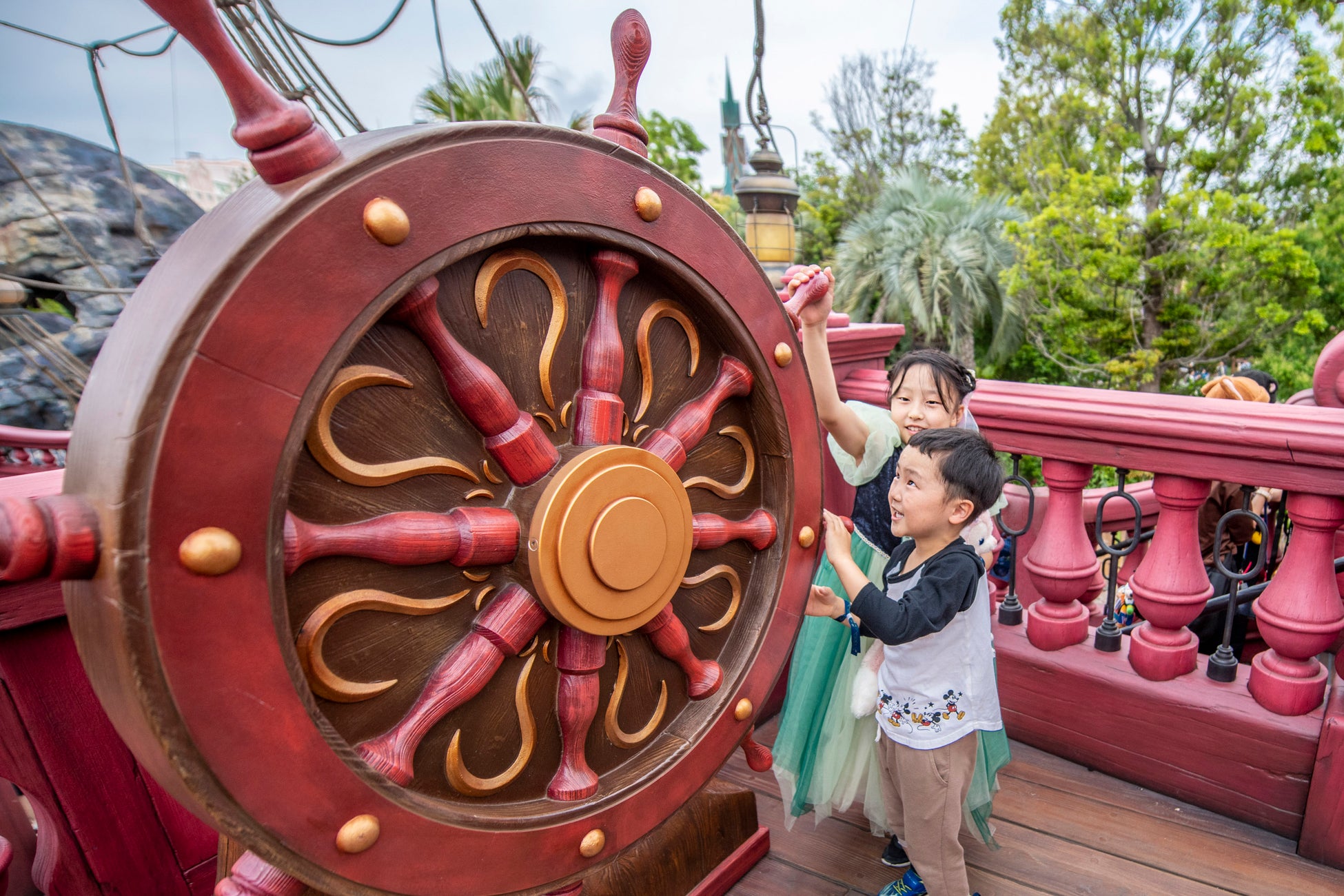 「ピーターパンのネバーランド」内にある海賊船で楽しんでいるゲストの様子 ©Disney