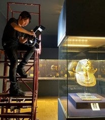 エジプト考古学博物館での「黄金のマスク」スキャニングの様子