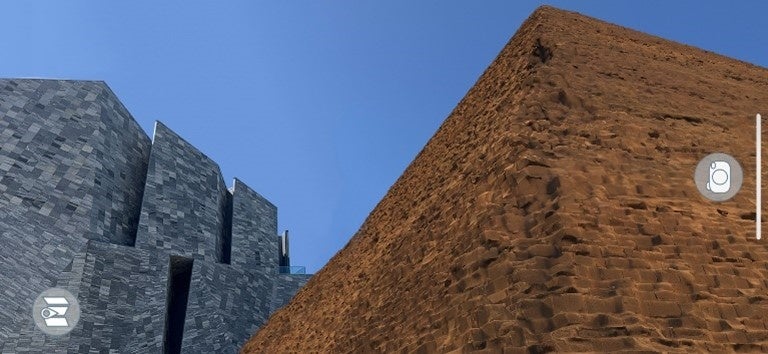 角川武蔵野ミュージアムの横に表示された大ピラミッドのAR