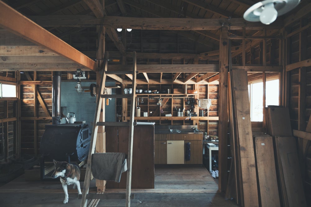長野県富士見町の自宅。あらゆる生活家電を手放して約9坪の小屋で暮らす（撮影：砺波周平）