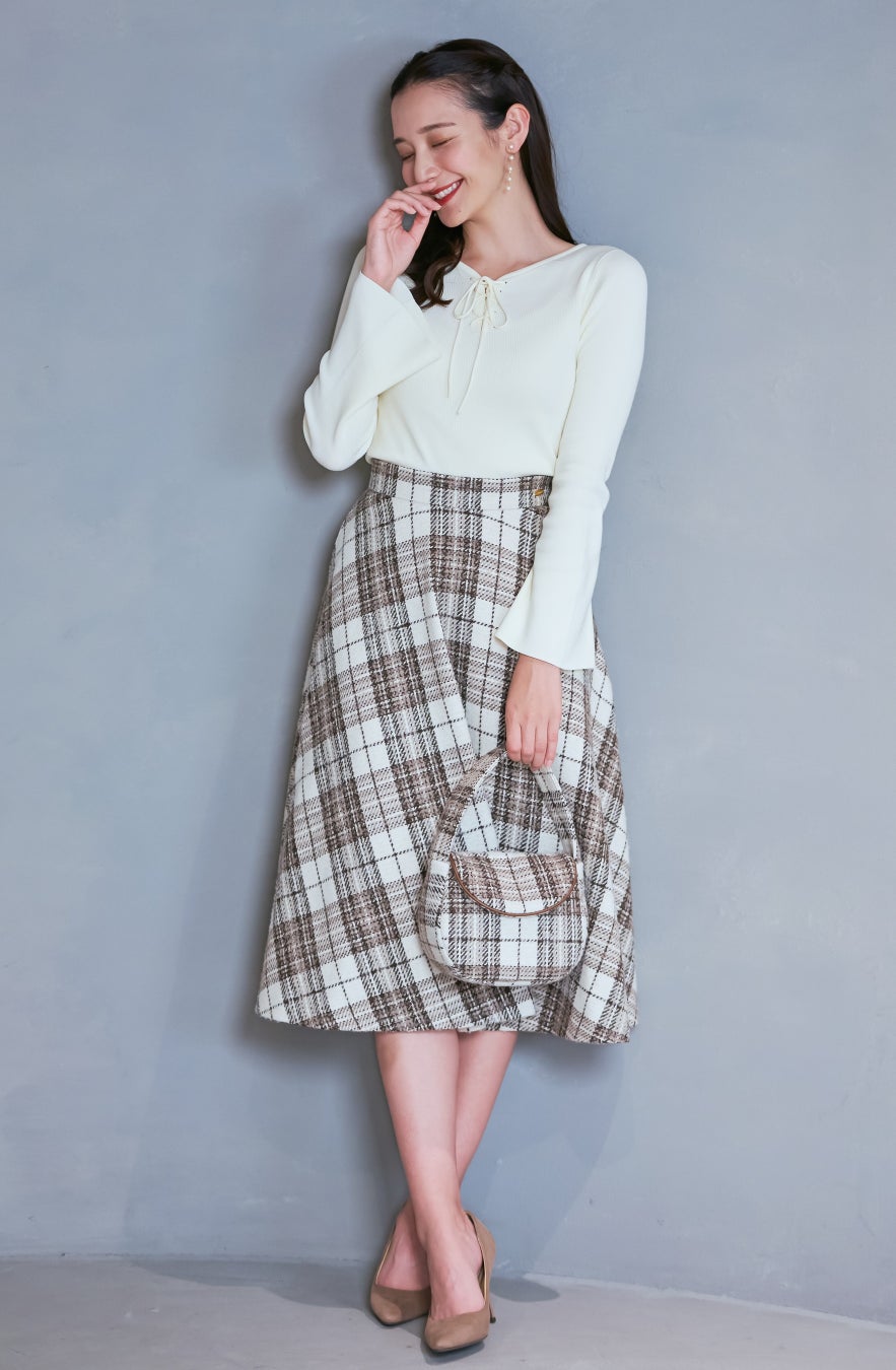 □ニット 20,000円 □スカート 33,000円 □バッグ 25,000円