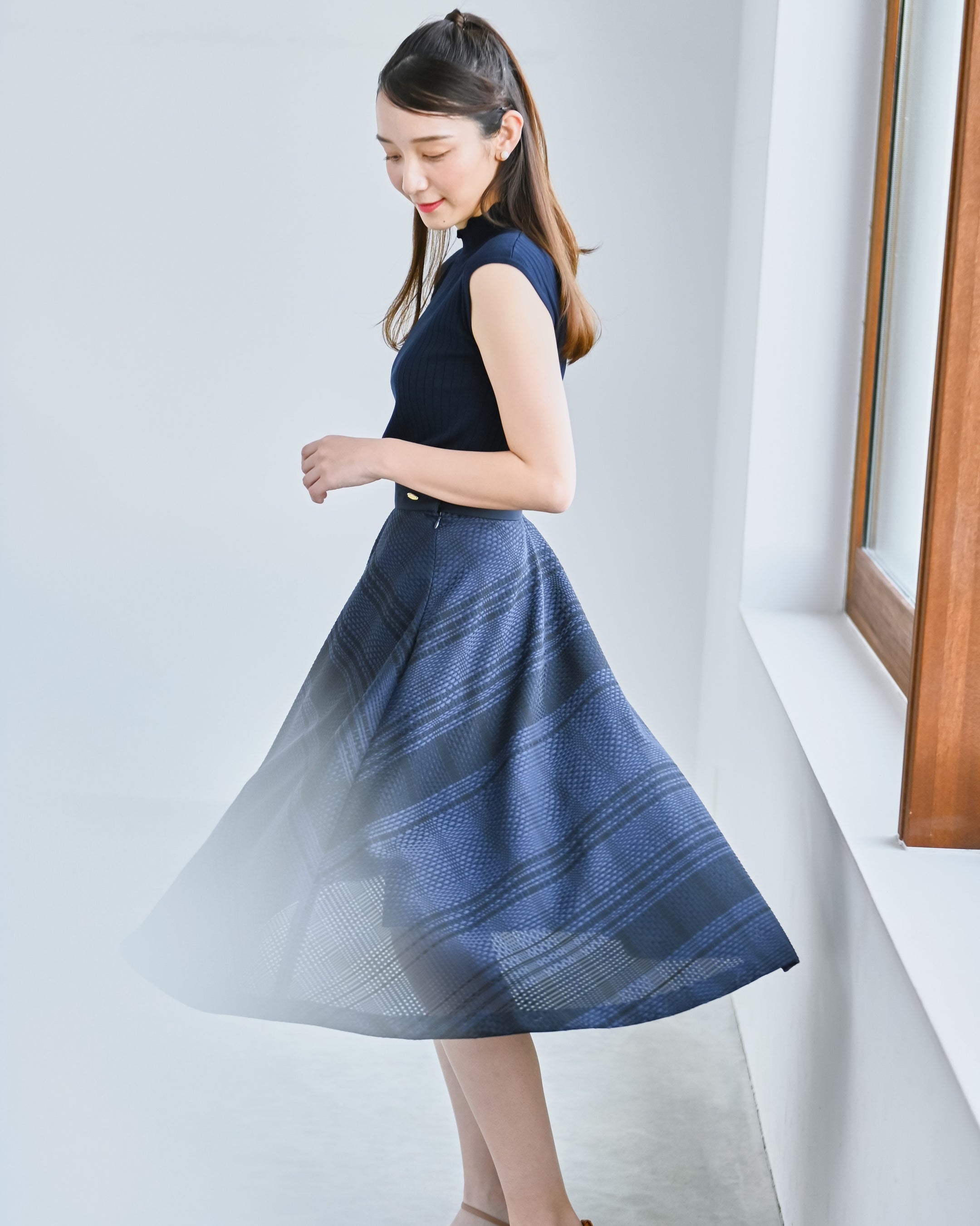 □ニット　19,000円　□スカート　30,000円