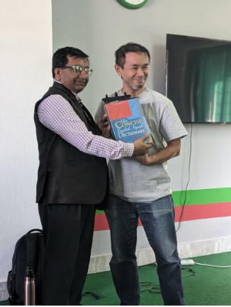 トリブバン大学から辞書を贈られる小林