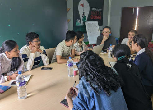 積極的に議論を交わす小林・水野と学生たち