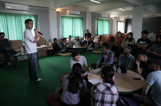 小林の講義に熱心に耳を傾ける学生たち