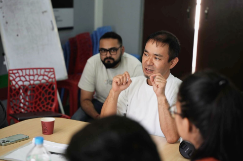 学生らにフィードバックを行う小林