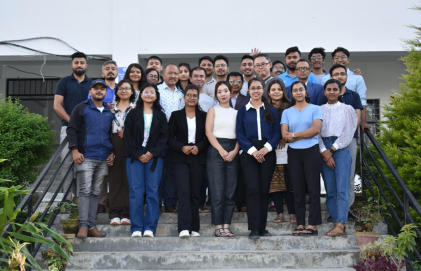 校舎前で記念撮影