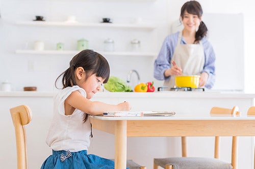 独自の「自考読」学習法で教えない教育を実現