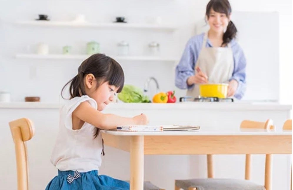 独自の「自考読」学習法で教えない教育を実現