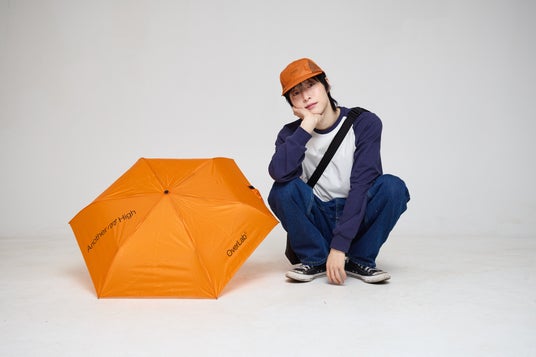 空を飛んだ素材が、都市の雨と日差しを受け止める。韓国・ソウル発「OverLab(オーバーラボ)」、超軽量折り畳み傘などの新作コレクションを日本初展開。 空を飛んだ素材が、都市の雨と日差しを受け止める。韓国・ソウル発「OverLab(オーバーラボ)」、超軽量折り畳み傘などの新作コレクションを日本初展開。