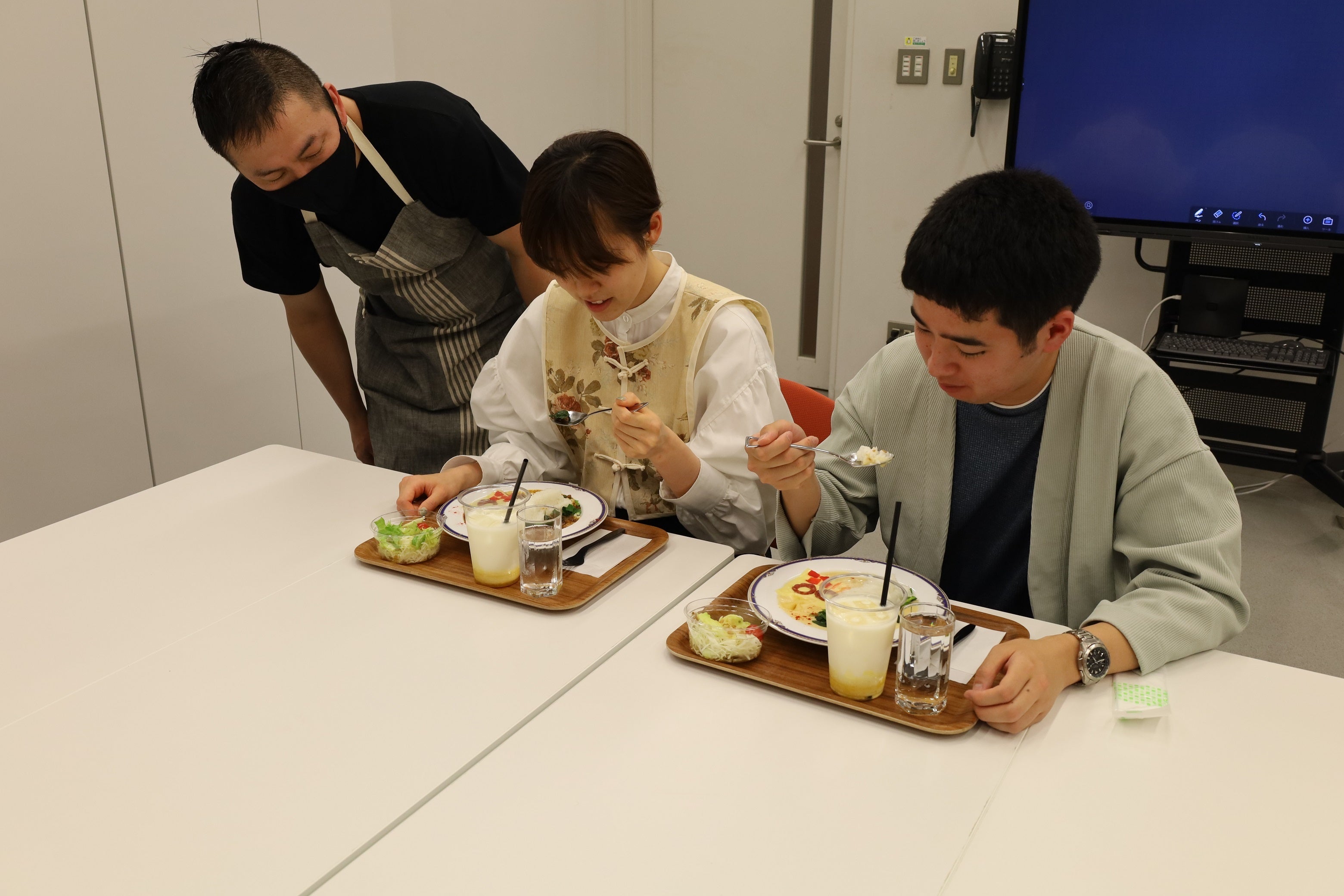 考案したカレーを試食する学生広報アンバサダーの様子