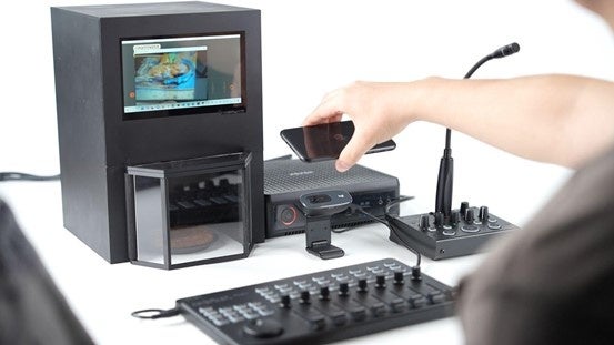 図4　TTTV3の「LLM対話システム」を使用しているところ。旅先で食べたハンバーグの写真をもとに、ハンバーグソースの味をAIが推定・出力しています。