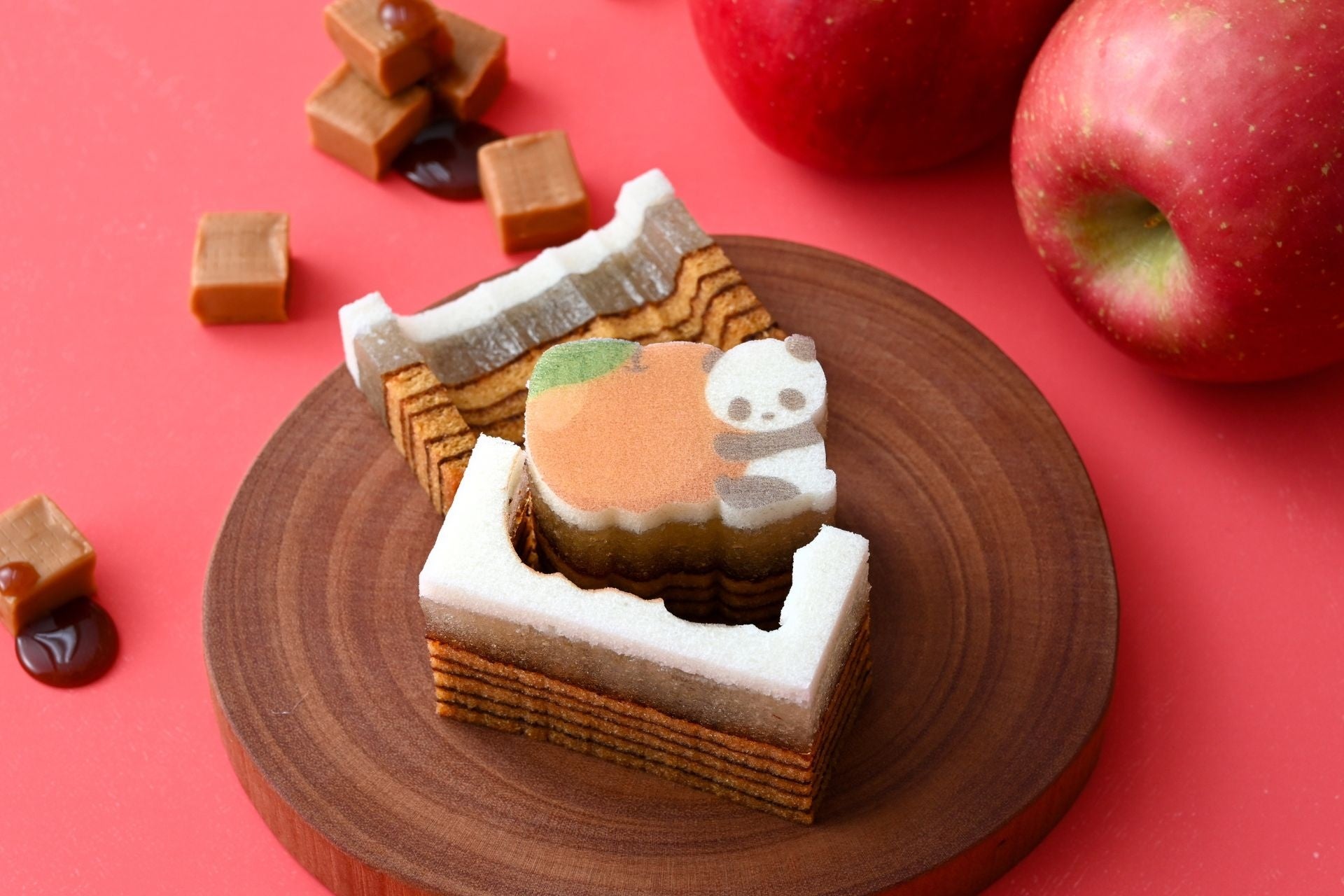 唯一無二！天面一枚貼りの金箔かすてらと、九谷焼の技法を使った豆箱が