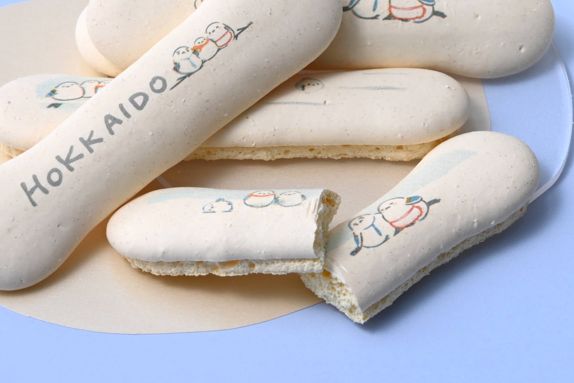 ”雪の妖精”シマエナガのお菓子。北海道産牛乳を使った『シマエナガファミリーバトンマカロン ミルク味』新発売