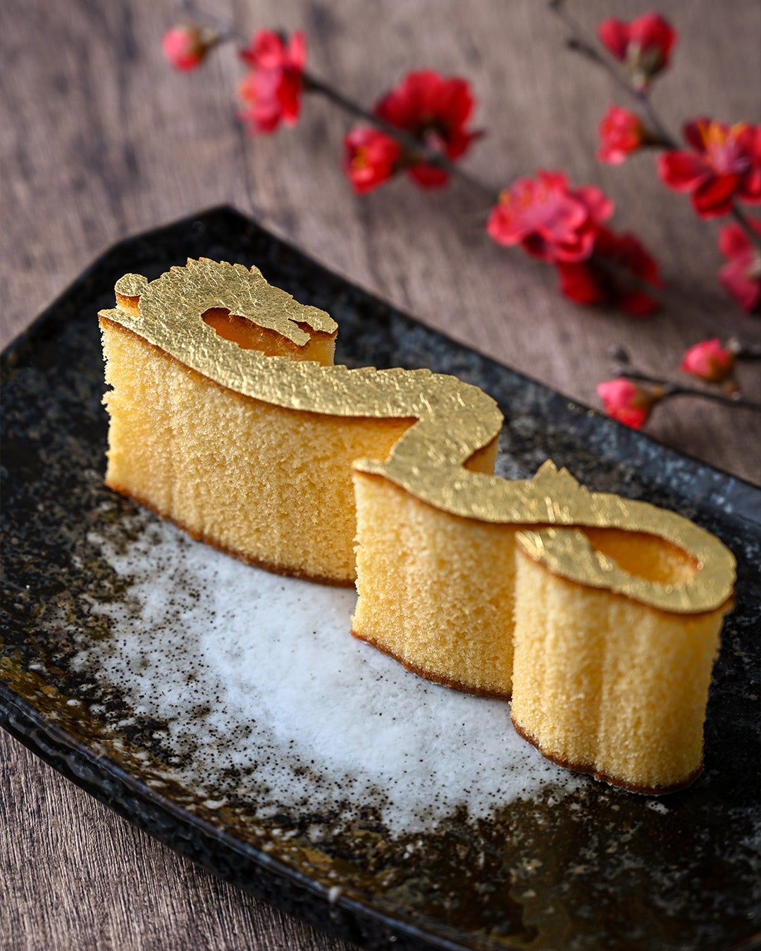 天面に金箔が貼られ、辰のシルエットで切りこみが入っている「金かすてら［干支・辰］」