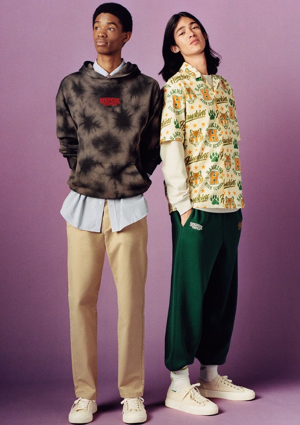 Stranger Things x H&M 左からリラックスフィットスウェットパーカ¥4,999 リラックスフィットリゾートシャツ¥2,499