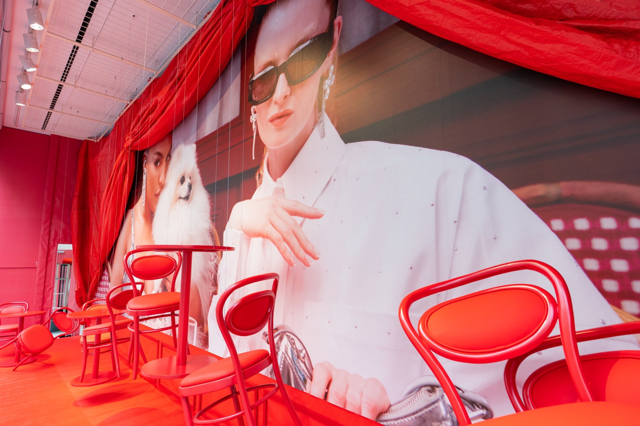 H&M 「Brasserie Hennes（ブラッスリー・へネス）」期間限定イベント ウィンドウ